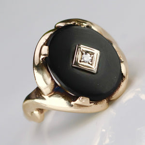 Vintage oval onyx and diamond ring in yellow gold