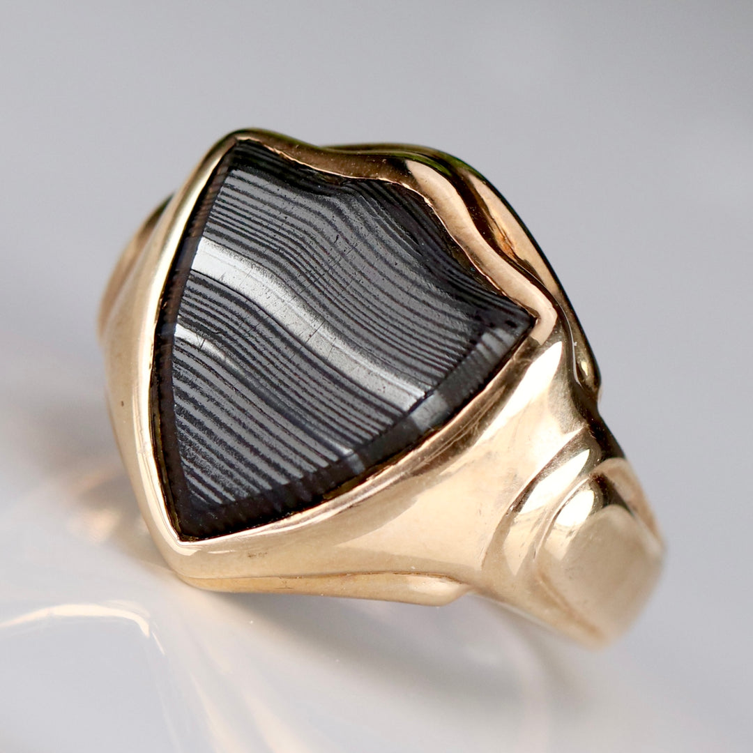 Vintage shield shaped banded agate ring in yellow gold