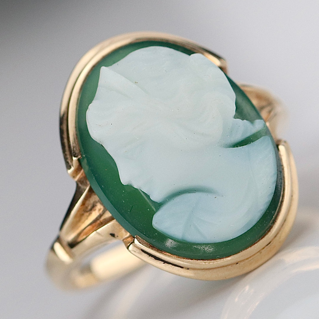 Vintage green and white hardstone cameo ring in yellow gold