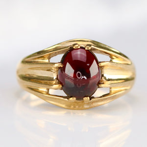 Vintage Cabochon garnet ring in yellow gold