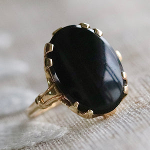 Vintage oval onyx ring in 14k yellow gold