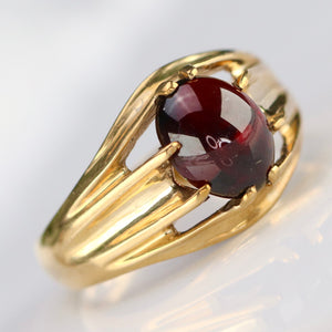 Vintage Cabochon garnet ring in yellow gold