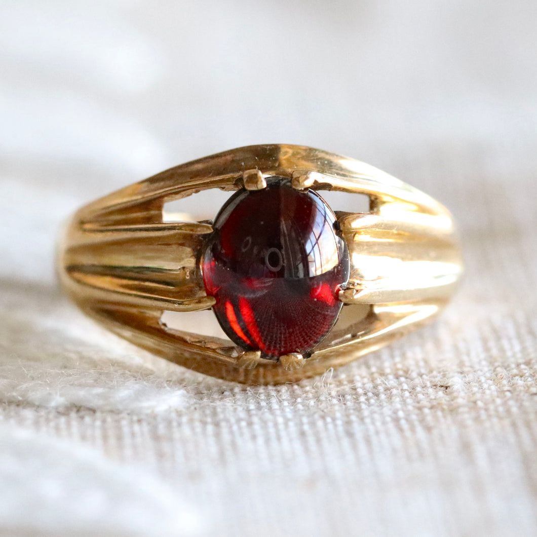 Vintage Cabochon garnet ring in yellow gold