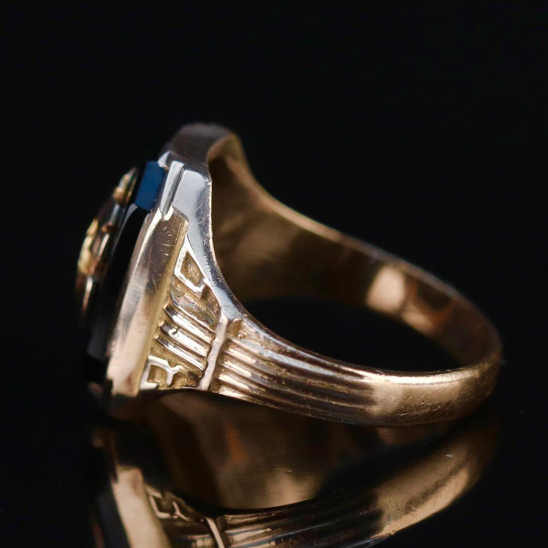 Vintage Onyx ring with shield in yellow gold