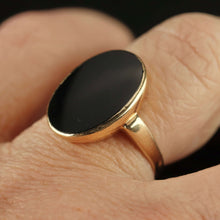 Load image into Gallery viewer, Classic oval onyx vintage ring in yellow gold