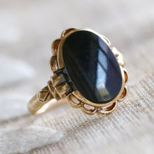 Load image into Gallery viewer, Classic onyx ring in yellow gold