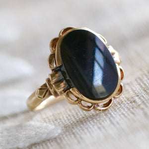 Classic onyx ring in yellow gold