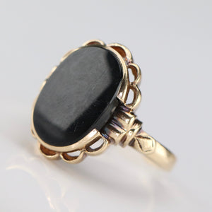 Classic onyx ring in yellow gold