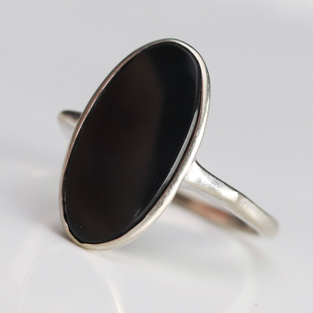 Classic oval onyx vintage ring in white gold