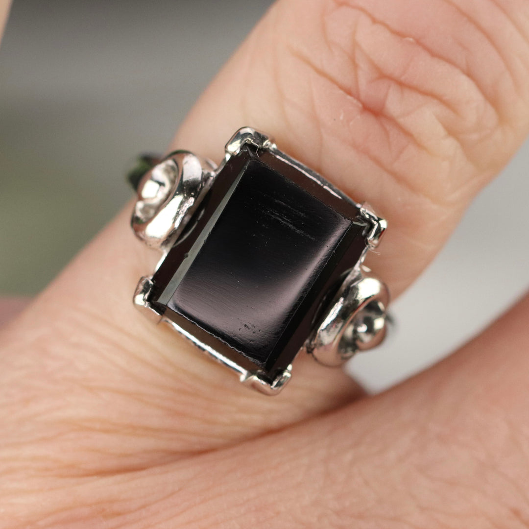 Vintage rectangular Onyx ring in white gold