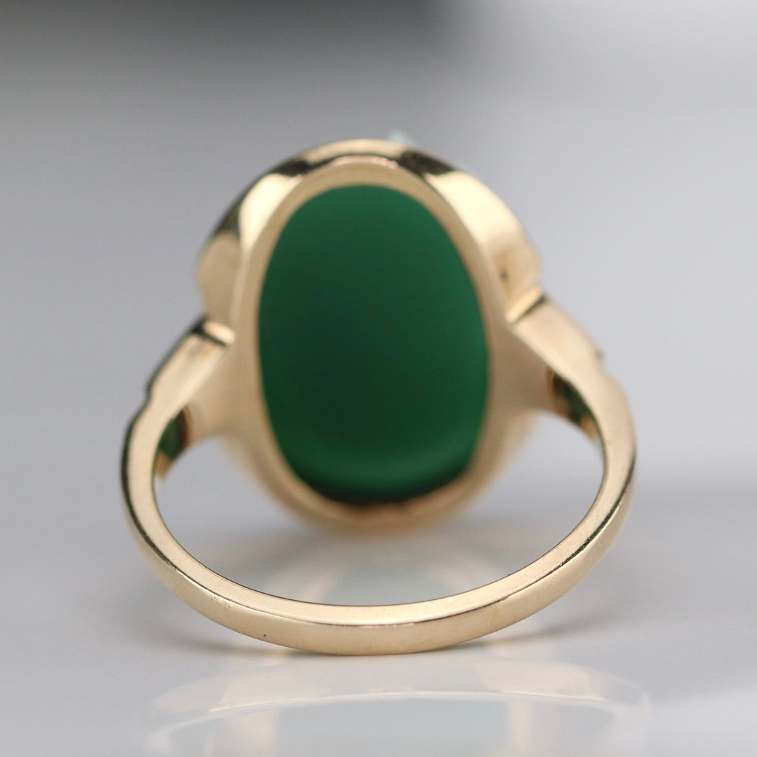 Vintage green and white hardstone cameo ring in yellow gold