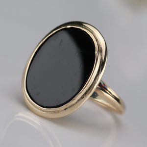 Classic onyx ring in yellow gold