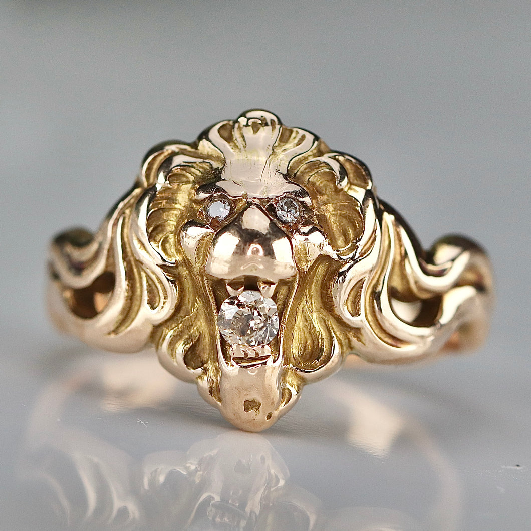 Vintage detailed Lion ring in yellow gold with diamonds