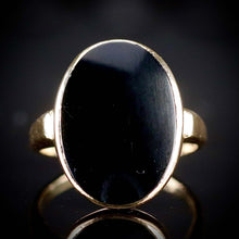 Load image into Gallery viewer, Classic oval onyx vintage ring in yellow gold