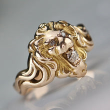 Load image into Gallery viewer, Vintage detailed Lion ring in yellow gold with diamonds