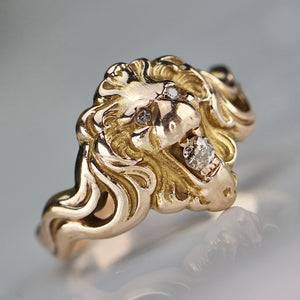 Vintage detailed Lion ring in yellow gold with diamonds