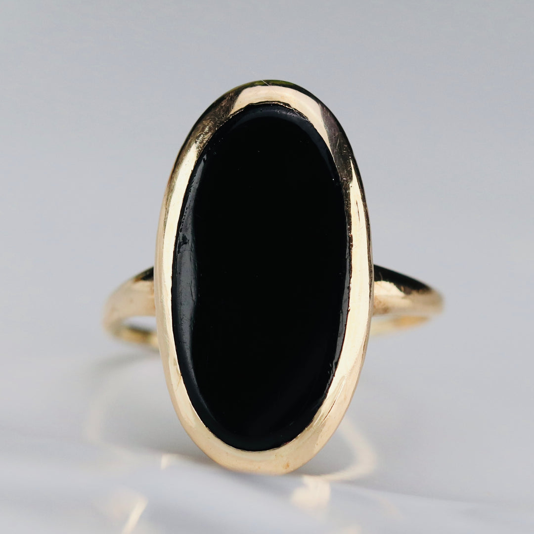 Classic oval onyx vintage ring in yellow gold