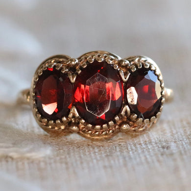 Vintage Garnet ring in yellow gold