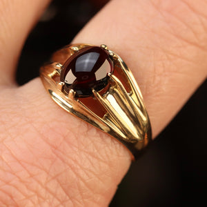 Vintage Cabochon garnet ring in yellow gold