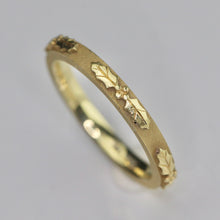 Load image into Gallery viewer, David Klass 18k yellow gold holly band