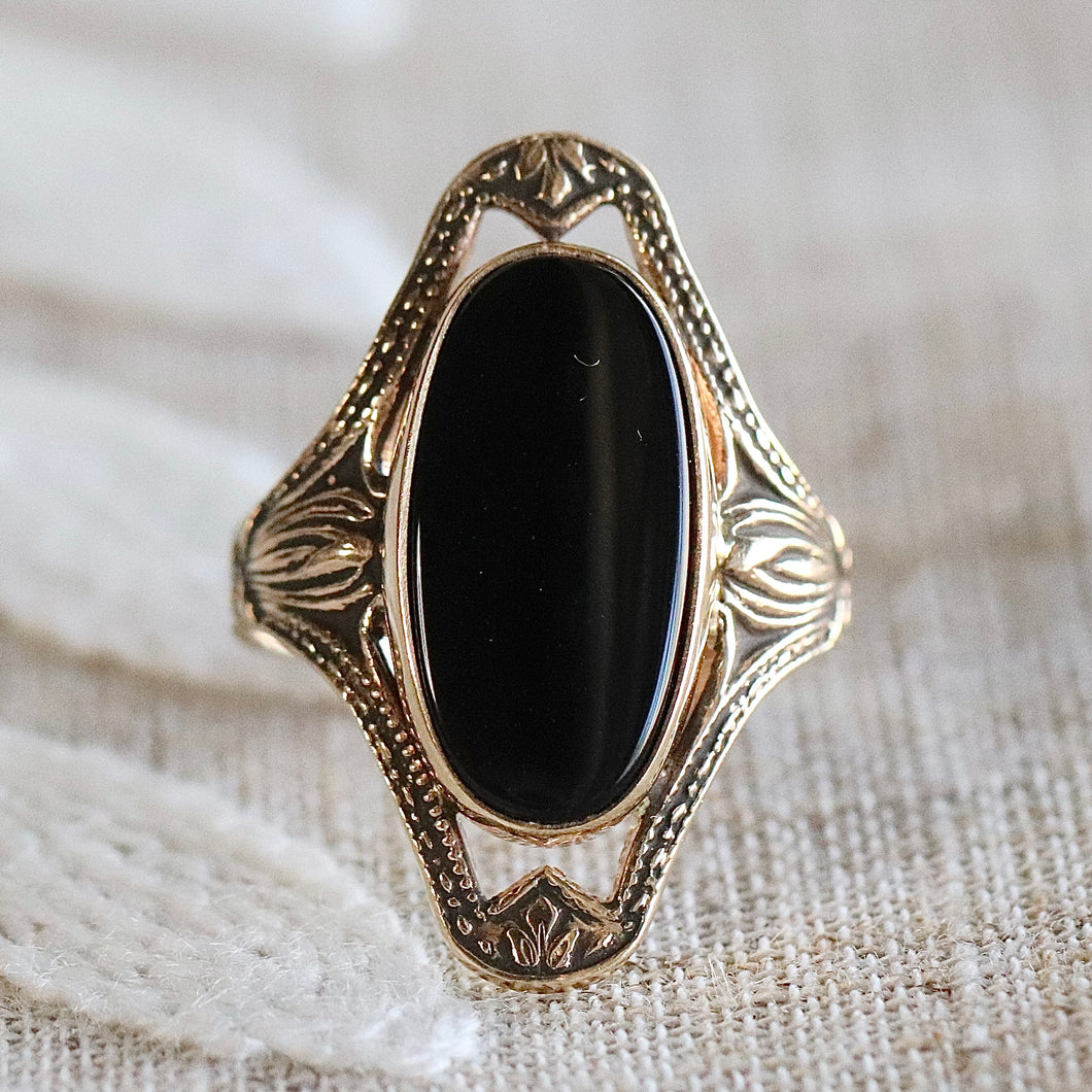 Classic onyx ring in a framed setting of yellow gold