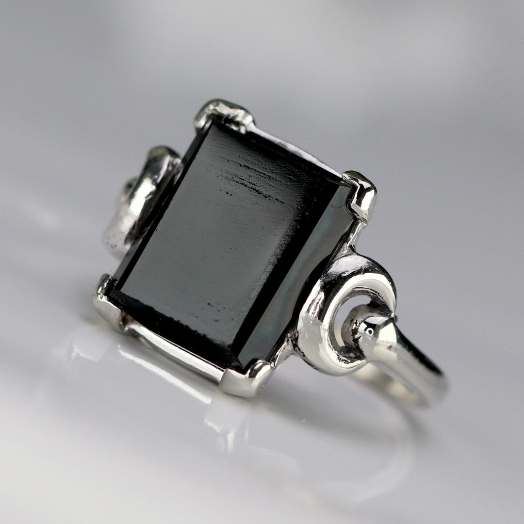 Vintage rectangular Onyx ring in white gold