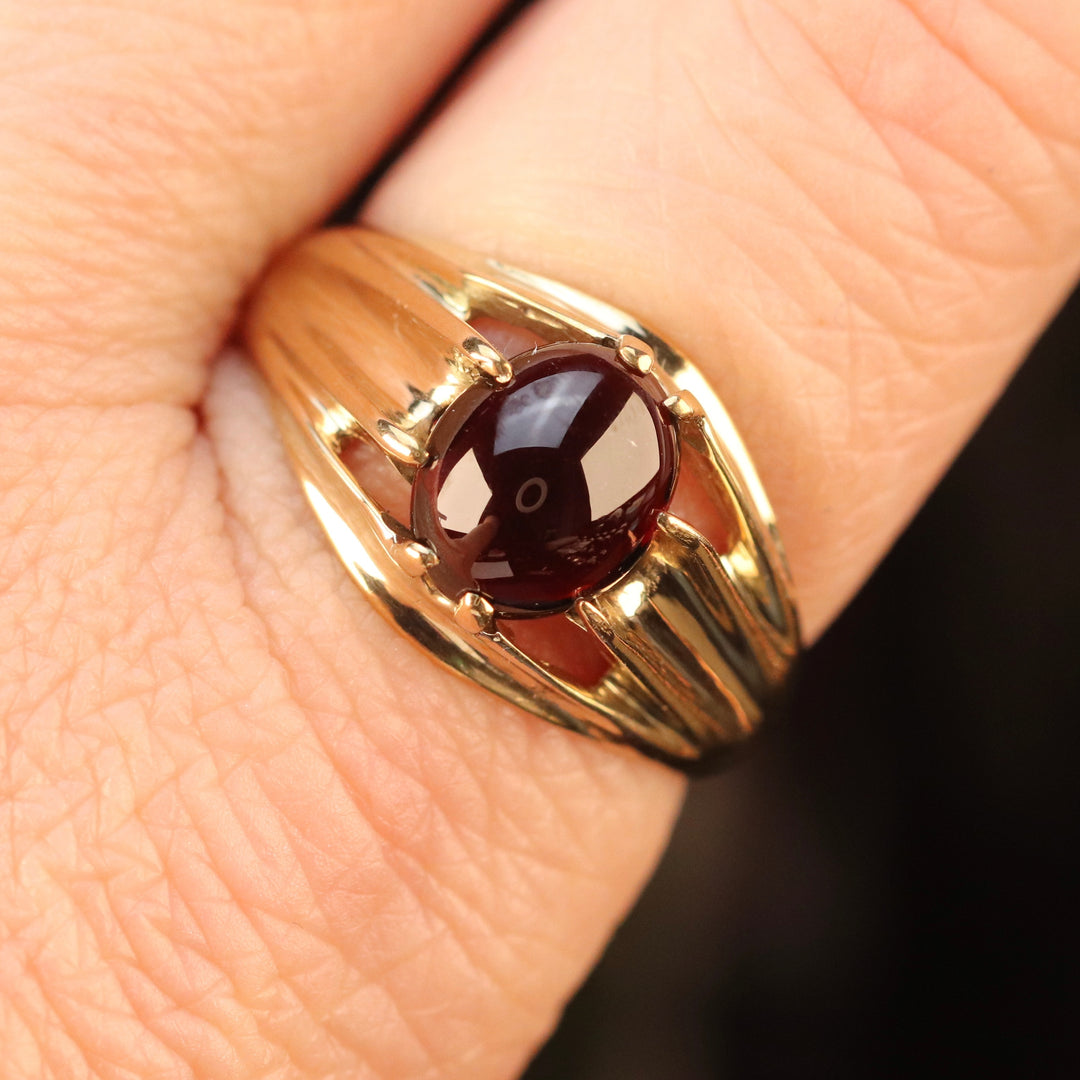 Vintage Cabochon garnet ring in yellow gold