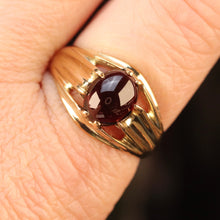 Load image into Gallery viewer, Vintage Cabochon garnet ring in yellow gold