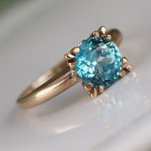 Load image into Gallery viewer, Vintage Blue zircon solitaire in yellow gold