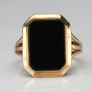 Vintage onyx ring in yellow gold