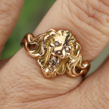 Load image into Gallery viewer, Vintage detailed Lion ring in yellow gold with diamonds