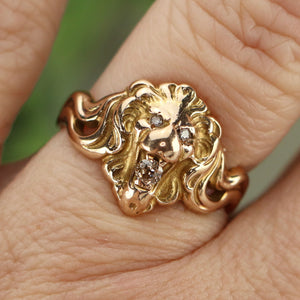 Vintage detailed Lion ring in yellow gold with diamonds