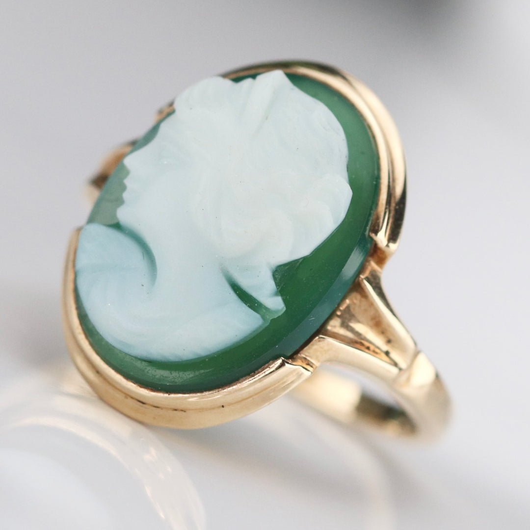 Vintage green and white hardstone cameo ring in yellow gold