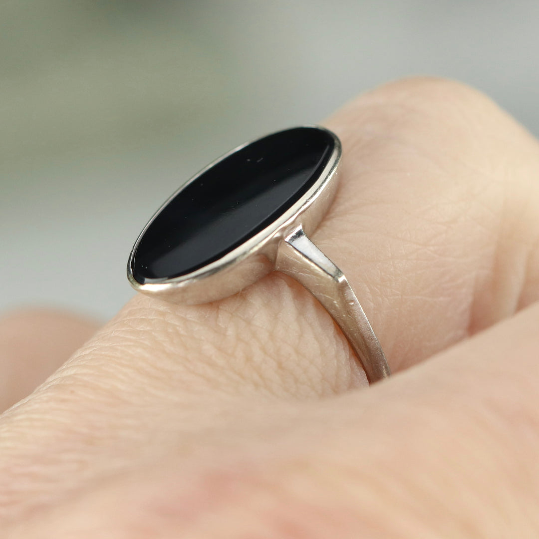 Classic oval onyx vintage ring in white gold