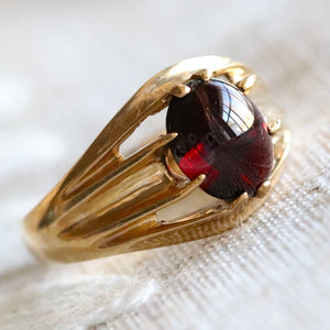 Vintage Cabochon garnet ring in yellow gold