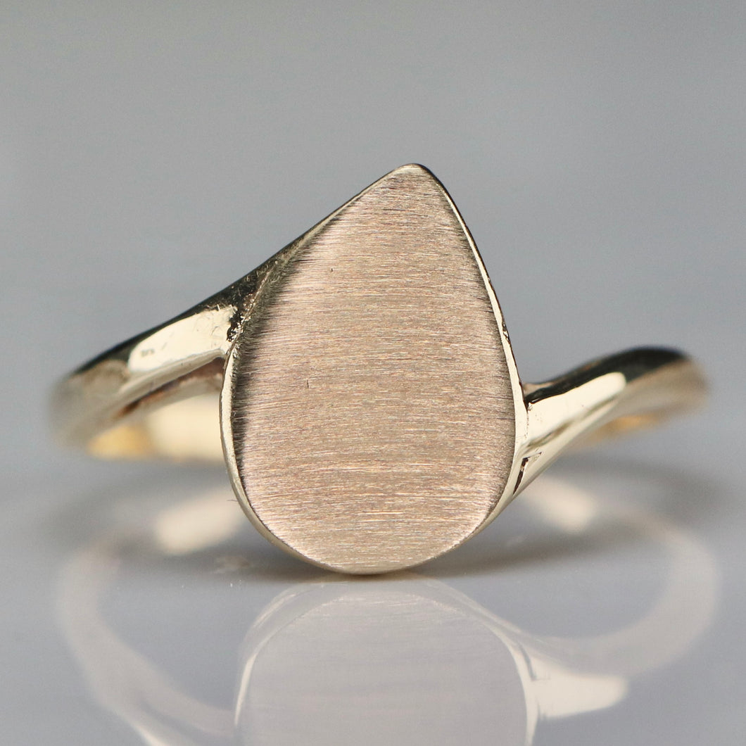 Vintage pear shaped signet ring in 14k yellow gold