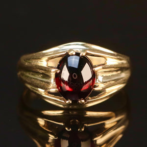 Vintage Cabochon garnet ring in yellow gold