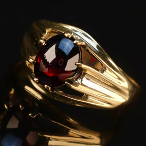 Vintage Cabochon garnet ring in yellow gold