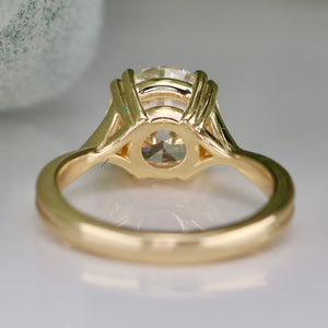 MANOR ROYAL: The Lilibet - 3.15ct lab grown F/VS1 diamond ring in 14k yellow gold