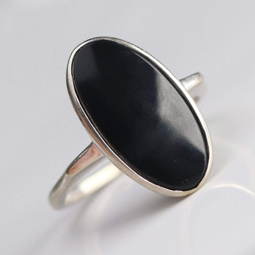 Classic oval onyx vintage ring in white gold