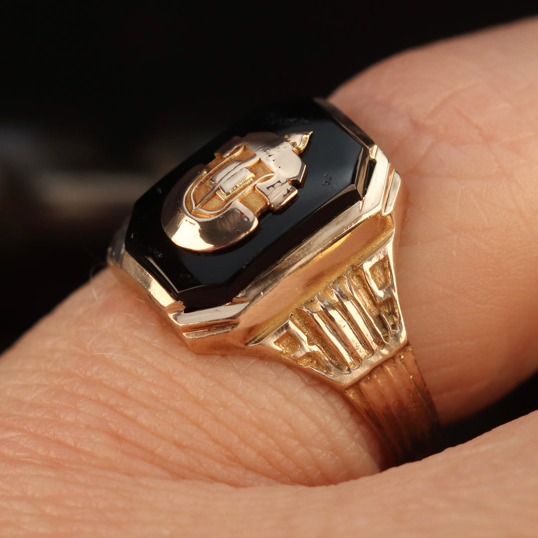 Vintage Onyx ring with shield in yellow gold