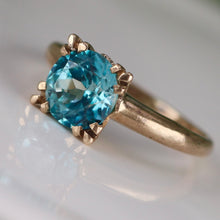 Load image into Gallery viewer, Vintage Blue zircon solitaire in yellow gold