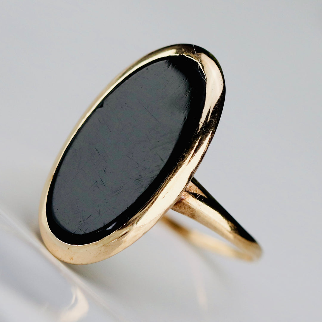 Classic oval onyx vintage ring in yellow gold