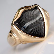 Load image into Gallery viewer, Vintage shield shaped banded agate (onyx family) ring in yellow gold