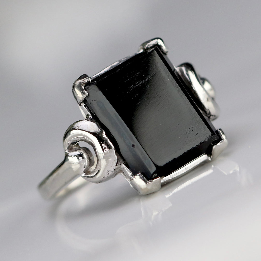 Vintage rectangular Onyx ring in white gold