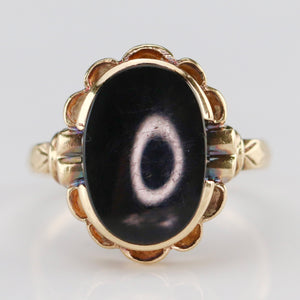 Classic onyx ring in yellow gold