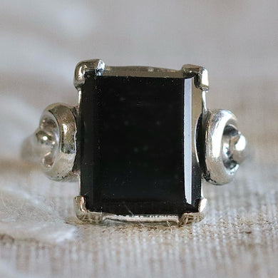 Vintage rectangular Onyx ring in white gold