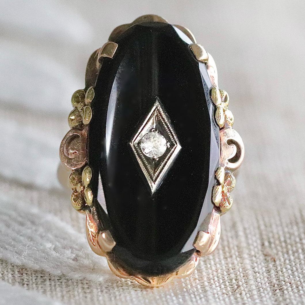 Vintage large oval onyx ring in tri tone gold