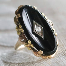 Load image into Gallery viewer, Vintage large oval onyx ring in tri tone gold