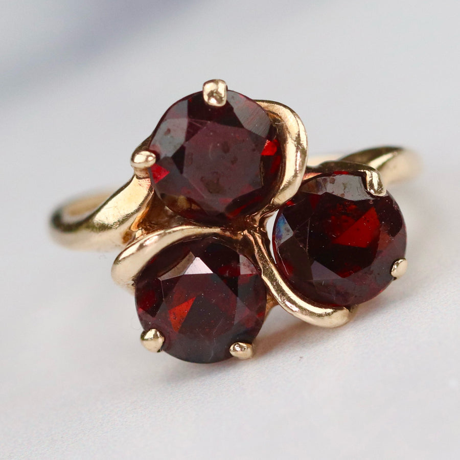 Vintage garnet ring in yellow gold